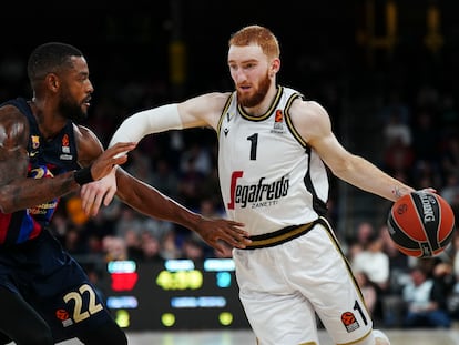 Cory Higgins, del Barcelona, defiende al escolta del Virtus Bolonia Nico Mannion durante el encuentro de Euroliga de este jueves.