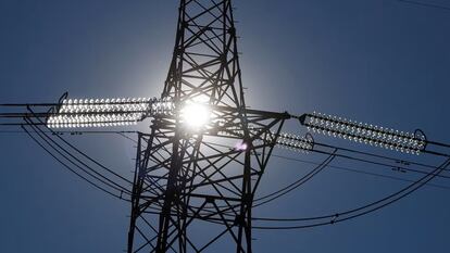 La luz cae este domingo un 30,37% y será gratis entre las 10 y las 11 horas