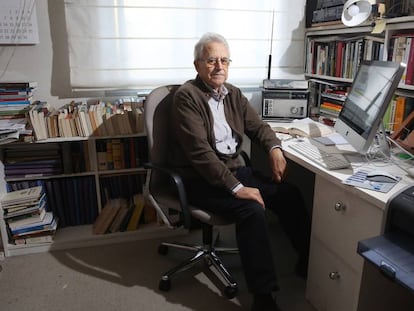 El historiador Santos Juliá, en el despacho de su casa en 2017.
 