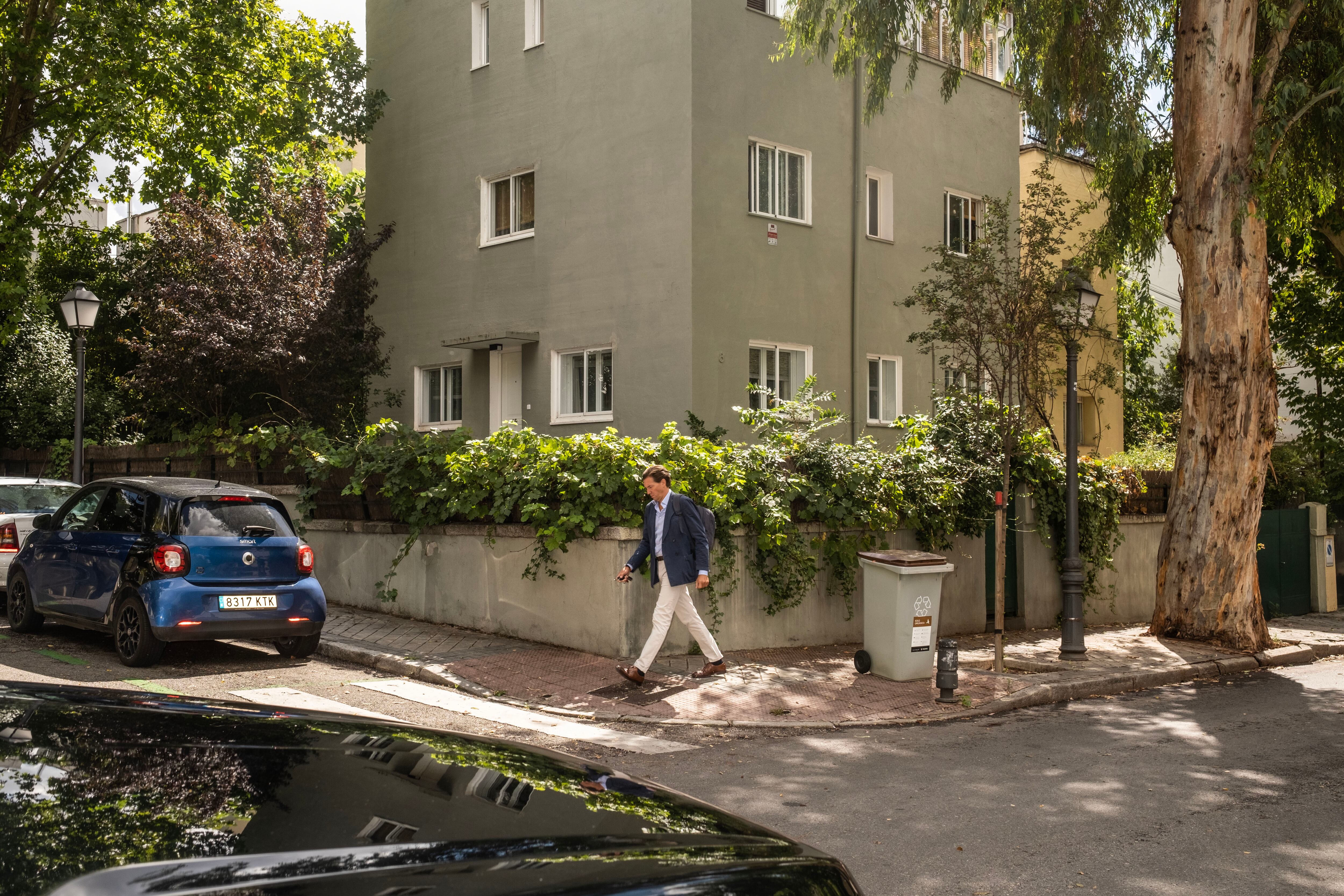 Un hombre pasea por la colonia Parque Residencia.