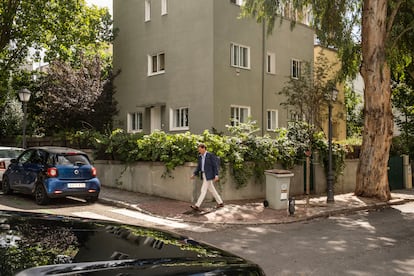 Un hombre pasea por la colonia Parque Residencia.