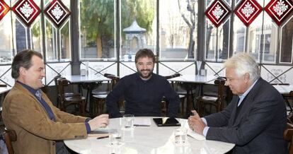 An image provided by La Sexta&acute;s &#039;Salvados&#039; show with Artur Mas (left) facing Felipe Gonz&aacute;lez and presenter Jordi &Eacute;vole in the center.