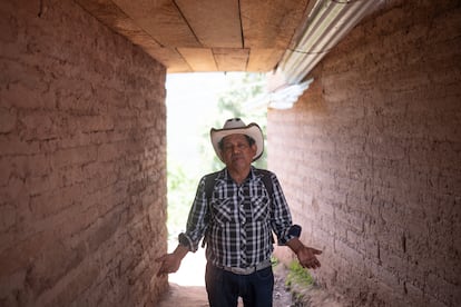 Roberto Hernández, de 70 años, es parte de los refugiados que huyó de Amatenango, México hacia Guatemala. 