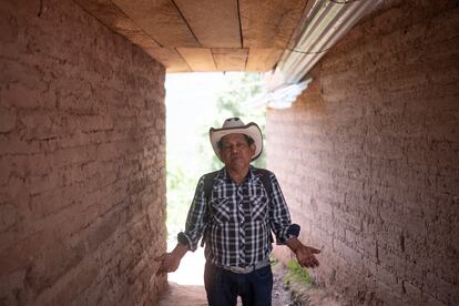 Roberto Hernández, de 70 años, es parte de los refugiados que huyó de Amatenango, México hacia Guatemala.