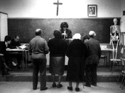 La presidenta de una mesa electoral comprueba la identidad de los ancianos en un colegio electoral en Valladolid el 29 de octubre de 1989.