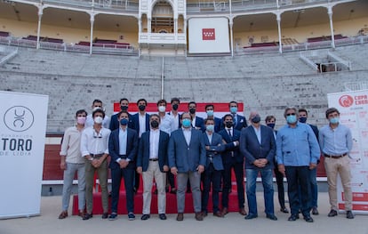 Representantes de la entidades organizadoras y algunos de los toreros anunciados, en la plaza de Las Ventas.