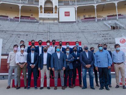 Representantes de la entidades organizadoras y algunos de los toreros anunciados, en la plaza de Las Ventas.