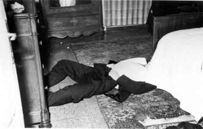 Luigi Tenco fue encontrado en una habitación de hotel con un disparo en la sien izquierda, a pesar de que él era diestro.