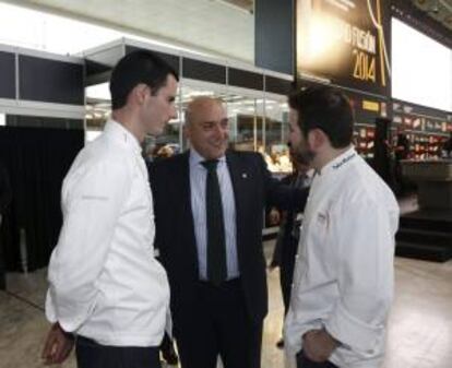 El presidente de la Diputación de Valladolid, Jesús Julio Carnero (c), junto al productor de quesos Rubén Valbuena (i) y el cocinero Pablo Montero; hoy en el certamen Gastronómico Madrid Fusión, donde Valbuena y Montero han presentado la ponencia gastronómica "Fermentaciones cruzadas".