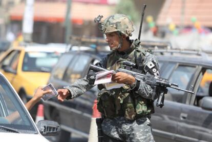 Un soldado iraquí, ayer en un control en el centro de Bagdad.