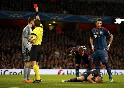 Wojciech Szczesny recibe la tarjeta roja tras su entrada a Arjen Robben.