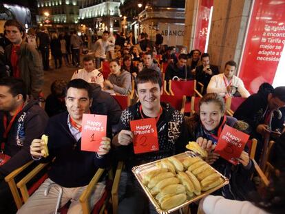 Bocatas m&oacute;viles en la cola del iPhone, en Madrid.