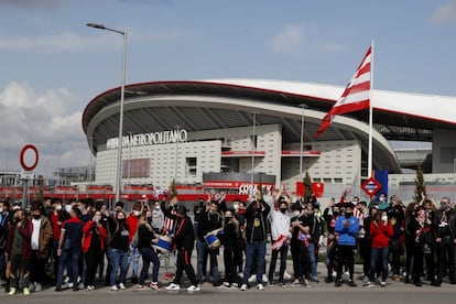 Seguidores del Atlético de Madrid en los alrededores del Wanda Metropolitano. El Wanda aún no ha celebrado un triunfo en un derbi. Desde que se inauguró el nuevo estadio rojiblanco en 2017, el Atlético de Madrid no ha conseguido la victoria ante el Real Madrid en su casa.