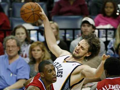 Gasol choca con Young en el partido contra Filadelfia.