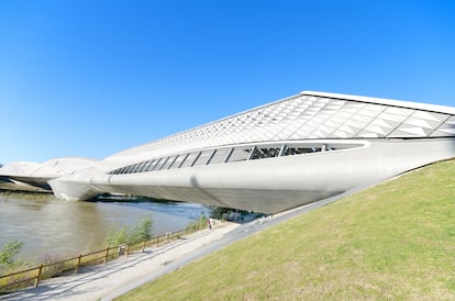 英裔伊拉克建筑师扎哈·哈迪德为 2008 年萨拉戈萨水博览会设计的桥梁展馆，如今是交通城市博物馆的所在地