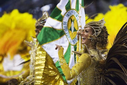 Representante de la escuela de samba Mocidade Independente en el sambódromo de Río.