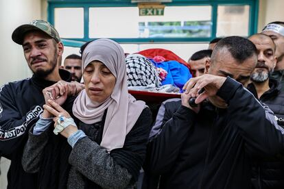 Los padres de Ahed Mussa, muerto durante una incursión israelí en el campo de refugiados de Tulkarem (Cisjordania),  portan su cuerpo durante su funeral. 