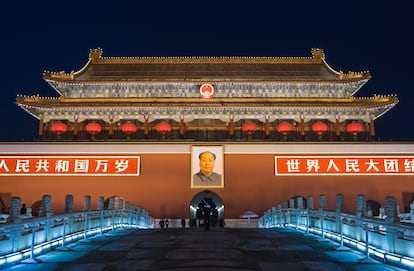 Puerta de la Paz Celestial, principal acceso a la Ciudad Prohibida de Pekín desde la plaza de Tiananmén, con el retrato de Mao. 