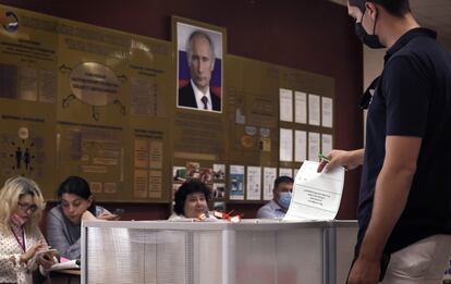 Un hombre vota en un centro electoral de Podolsk, a las afueras de Moscú, este miércoles.