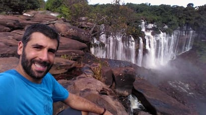 Borja Monreal, autor de 'El sueño eterno de Kianda', en las Quedas de Kalandula, Kwanza Norte, Angola.
