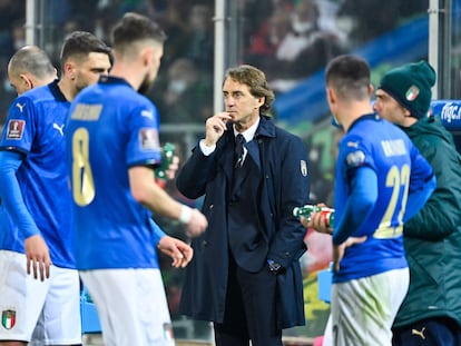 Mancini, rodeado de jugadores, en la derrota ante Macedonia del Norte.