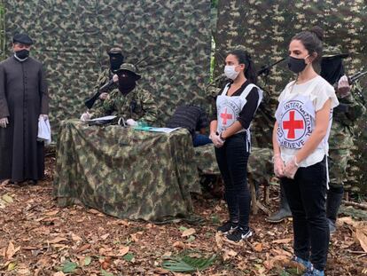 El Clan del Golfo libera a un menor de edad que mantenía secuestrado en una operación humanitaria con acompañamiento del CICR y la iglesia católica en Antioquia, Colombia.