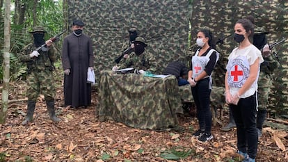 El Clan del Golfo libera a un menor de edad que mantenía secuestrado en una operación humanitaria con acompañamiento del CICR y la iglesia católica en Antioquia, Colombia.