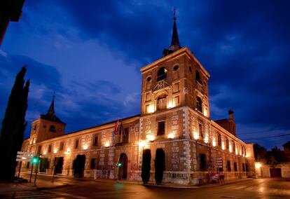 La Facultad de Filosofía y Letras es uno de los centros universitarios más emblemáticos de la ciudad complutense, en el campus del casco histórico.