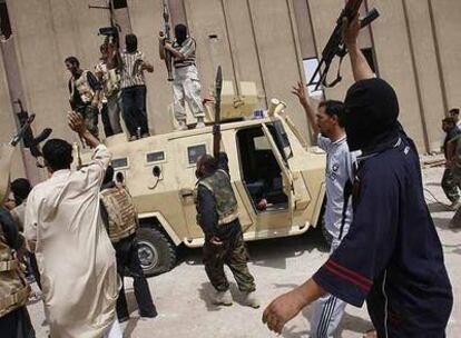 Militantes del Ejército del Mahdi celebran la toma de la sede del canal de televisión Al Iraqiya en Basora.