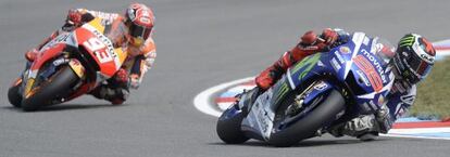 Lorenzo lidera la carrera por delante de Márquez.