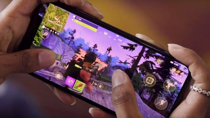 Una usuaria juega con su teléfono móvil al videojuego 'Fortnite'.
