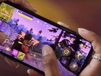 Una usuaria juega con su teléfono móvil al videojuego 'Fortnite'.