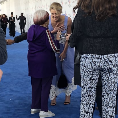 Las dos se fueron de vacío en los Oscar, pero el encuentro entre Greta Gerwig y la directora Cleo de cinco a siete o Sin techo ni ley en la alfombra roja de los Spirit fue de lo más tierno. Gerwig se arrodilló y besó la mano al saludar a Varda, activista por los derechos de la mujer y artista antiglobalización desde hace cinco décadas.