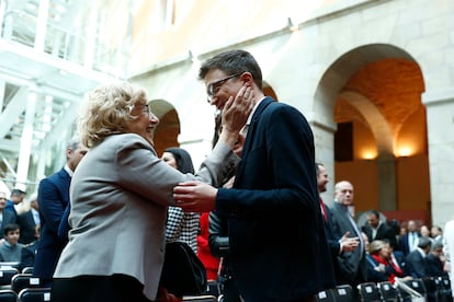 La alcaldesa de Madrid, Manuela Carmena, saluda cariñosamente a Íñigo Errejón, en la recepción oficial en el patio de la Real asa de Correos en la Puerta del Sol, dentro de las conmemoraciones del Dos de Mayo, día de la Comunidad de Madrid, el 2 de mayo de 2018.