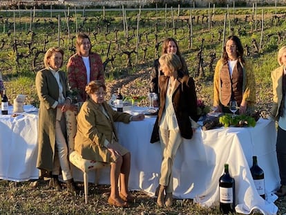 De izquierda a derecha, Inés Bocos, Lucía Fernández, Elvira Bocos; Esperanza Rivera, Ángela Pascual, Mari Cruz Fernández, Lucía Pascual y Olga Fernández.