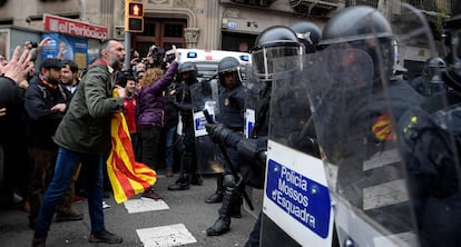 Protesta a Barcelona per la detenció de Carles Puigdemont.