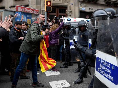 Protesta a Barcelona per la detenció de Carles Puigdemont.