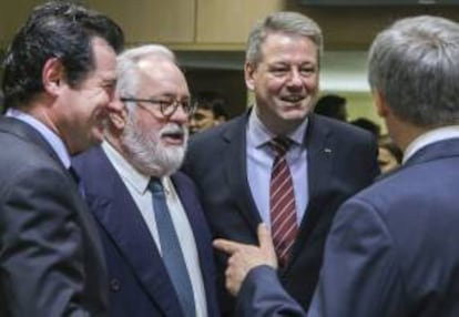 El ministro español de Agricultura, Miguel Arias Cañete (2-i), conversa con su homólogo austriaco, Andra Rupprechter (3-i), y otros de sus homólogos europeos durante una reunión de ministros de Agricultura de la Unión Europea (UE) celebrada en el Consejo Europeo, en Bruselas.