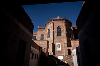 Edificio de la Parroquia de la Virgen de la Paloma y San Pedro el Real, destruido por una explosión de gas el 20 de enero de 2021 en la calle Toledo, Madrid. En la foto, la Parroquia de la Virgen de la Paloma y San Pedro el Real vista desde el edificio que sufrió la explosión. 

