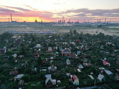 La ciudad siberiana de Omsk, con la refinería de Gazprom al fondo, el pasado agosto.