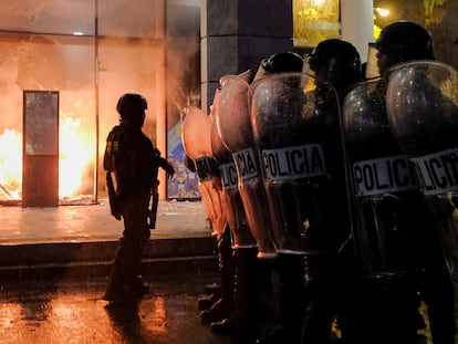 Policía antidisturbios durante las protestas en Guatemala, el 9 de octubre 2023
