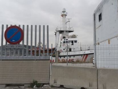 El barco, que ha rescatado a miles de inmigrantes en el Mediterráneo, lleva retenido en el puerto de Barcelona desde el 8 de enero