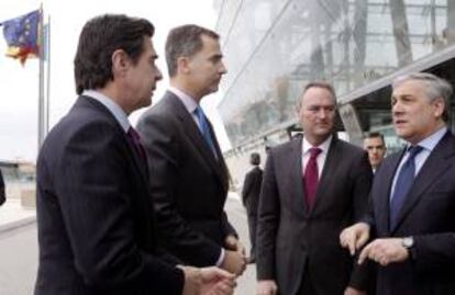 El príncipe de Asturias (2i), junto al president Fabra (2d), el Ministro de Industria, Jose Manuel Soria (i), y el vicepresidente de la Comisión Europea y Comisario de Industria, Antonio Tajani (d), momentos antes de inaugurar, hoy en Valencia, las ferias de interiorismo, arquitectura, decoración y diseño.