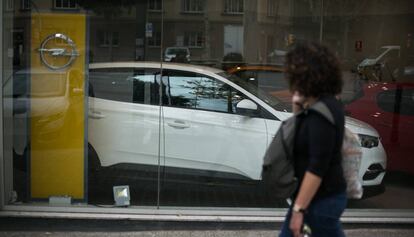 Exterior de un concesionario de coches en el centro de Barcelona.