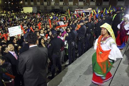 Unos 3.000 ecuatorianos han esperado durante horas para poder ver a Rafael Correa. Estaban citados a las 20.30 y el presidente ha llegado a las 22.00. Bailes tradicionales han amenizado la espera.