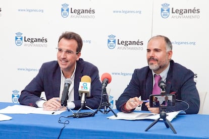 El alcalde de Leganés, Miguel Ángel Recuenco, y el portavoz de ULEG, Carlos Delgado, en una imagen del 27 de septiembre de 2023.
