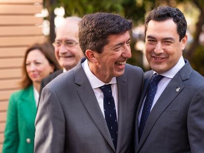 El presidente de la Junta de Andalucía, Juanma Moreno, sonríe junto al vicepresidente, Juan Marín, el 19 de abril en Málaga.