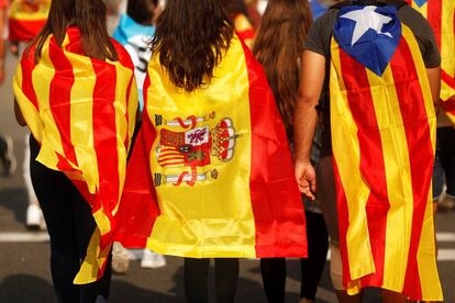 Una senyera, una bandera española y una estelada (la senyera independentista) en una manifestación en Barcelona.