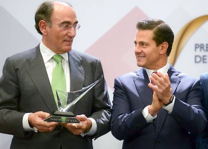 Ignacio Sánchez Galán recibe el premio de manos del presidente mexicano, Enrique Peña Nieto.