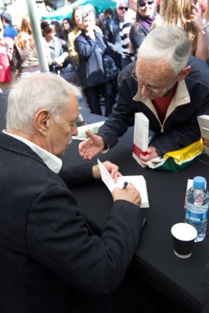 Eduardo Mendoza firma uno de sus libros.